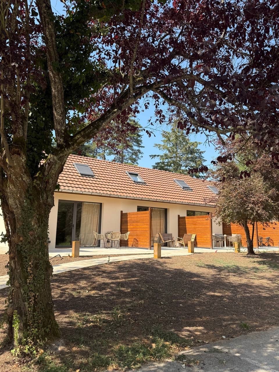 Terrasses privées sous les arbres du Domaine des Bruyères
